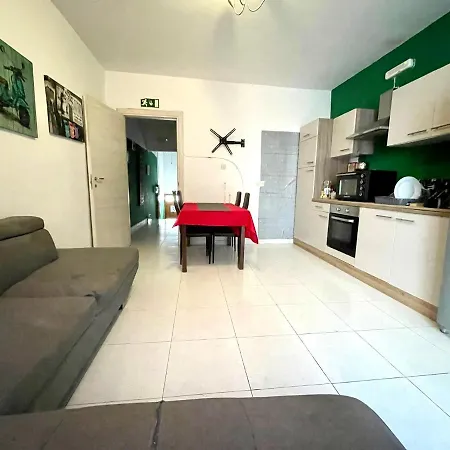 Room 5- Private Room With Ac Wifi And A Shared Bathroom Pensión Sliema