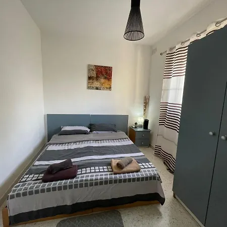 Room 5- Private Room With Ac Wifi And A Shared Bathroom