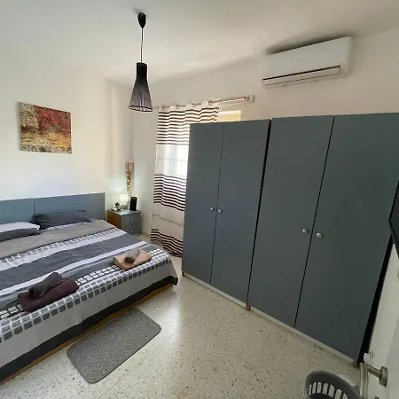 Room 5- Private Room With Ac Wifi And A Shared Bathroom Gasthuis Sliema